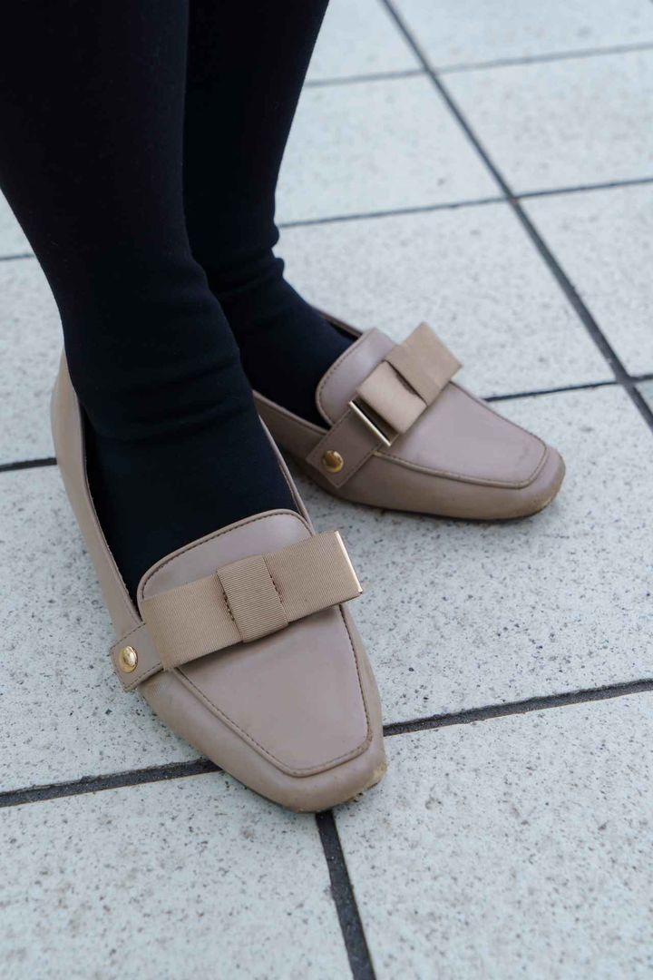 画像5: 落ち着いたカラーのワンピースと甘めのカチューシャがポイント