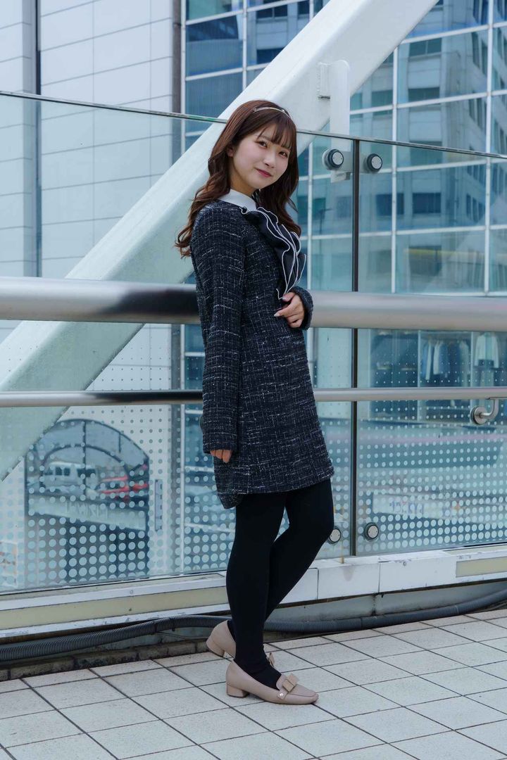 画像1: 落ち着いたカラーのワンピースと甘めのカチューシャがポイント