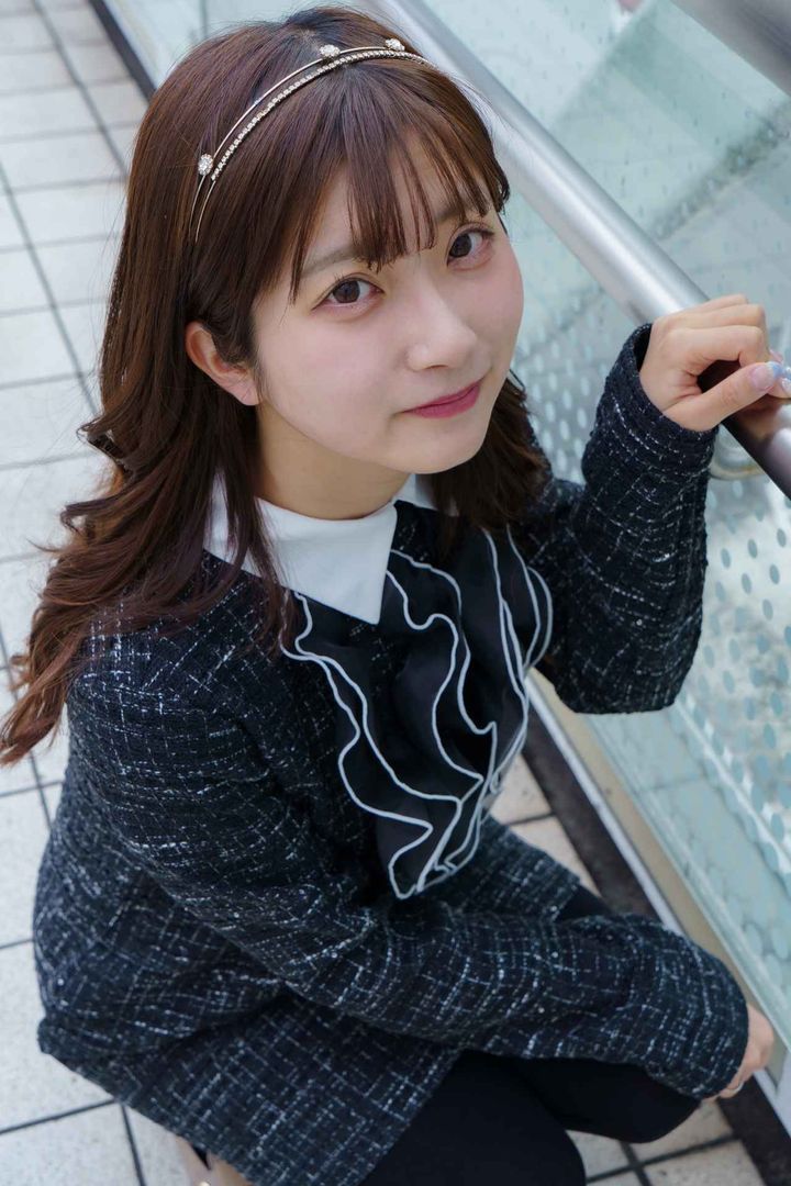 画像4: 落ち着いたカラーのワンピースと甘めのカチューシャがポイント