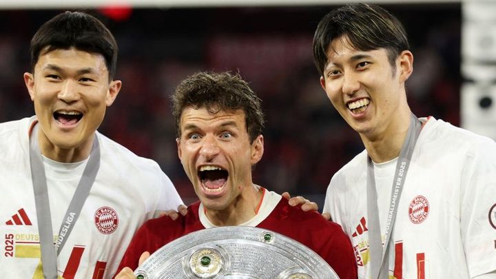 「ありがとう」と日本代表選手が感謝した35歳の変わり者スター、新入りをビールかけの餌食にする