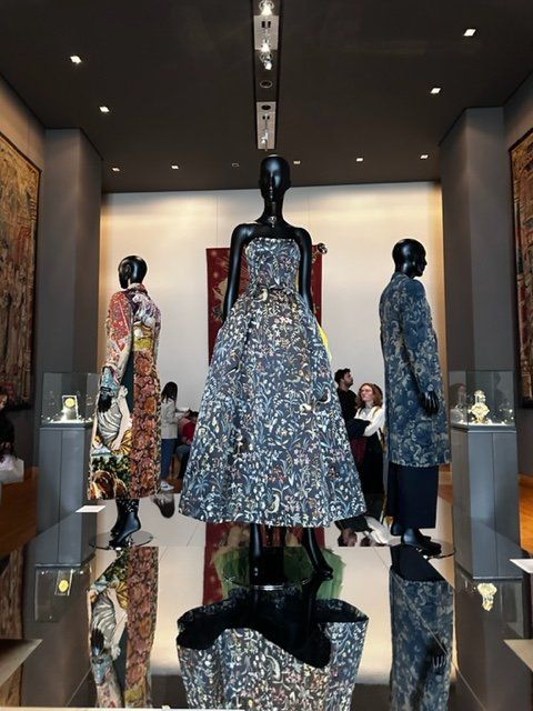 ルーヴル美術館とメゾンのオートクチュール、夢の共鳴【夢見るパリ】