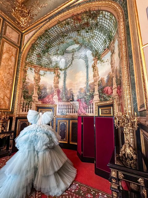 ルーヴル美術館とメゾンのオートクチュール、夢の共鳴【夢見るパリ】