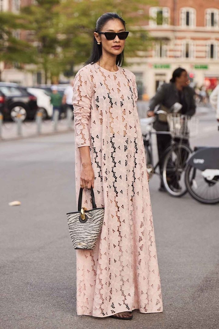 画像: 甘いワンピースにモダンな黒小物を添えて