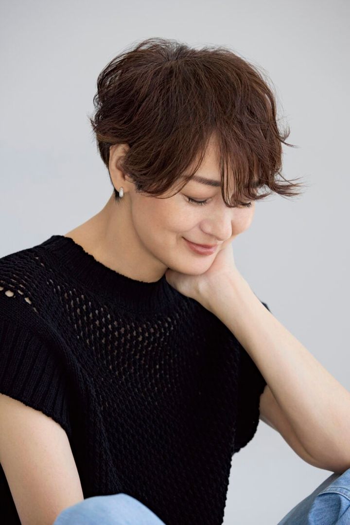 ニット¥31,900／アルジット（アプローズジャパン）、ピアス¥43,100／トムウッド（トムウッド 青山店）、デニム／富岡さん私物、インナー／スタイリスト私物