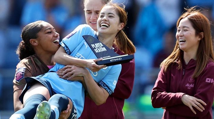 28歳なでしこ最強選手、海外チームの年間MVPに選ばれ、同僚が『抱っこ』でお祝い！「なんて選手なの、ピュアマジック！」