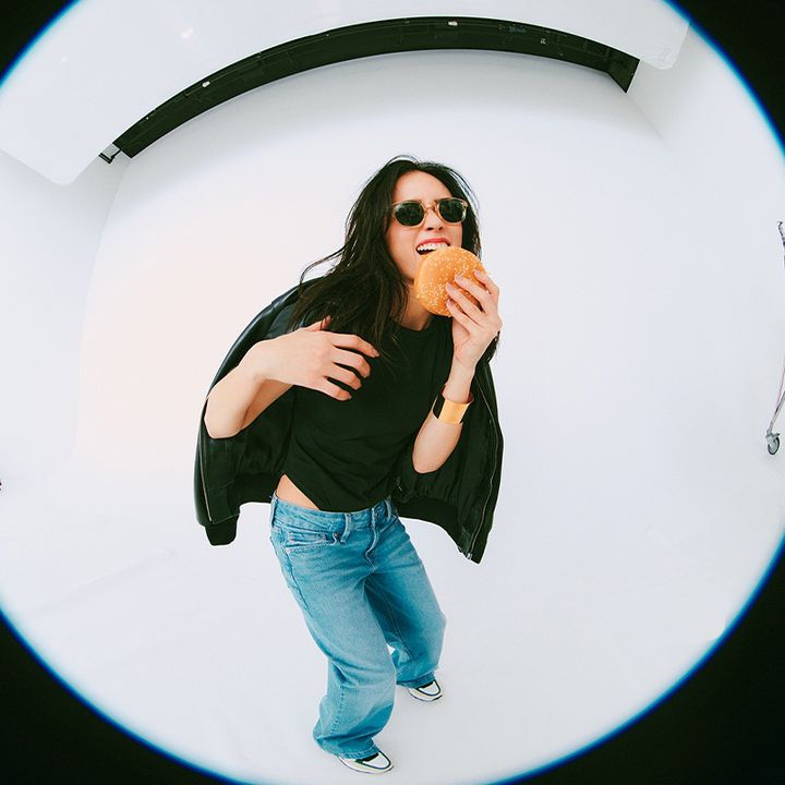 ローライズデニムにボディスーツを合わせた肌見せコーデ