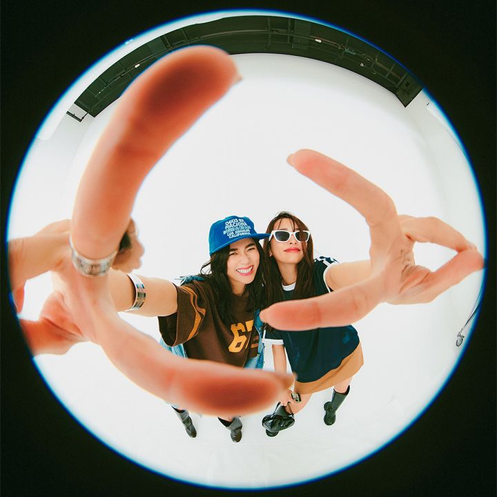 魚眼レンズにピースをする近藤千尋さんと宮城舞さんの２人