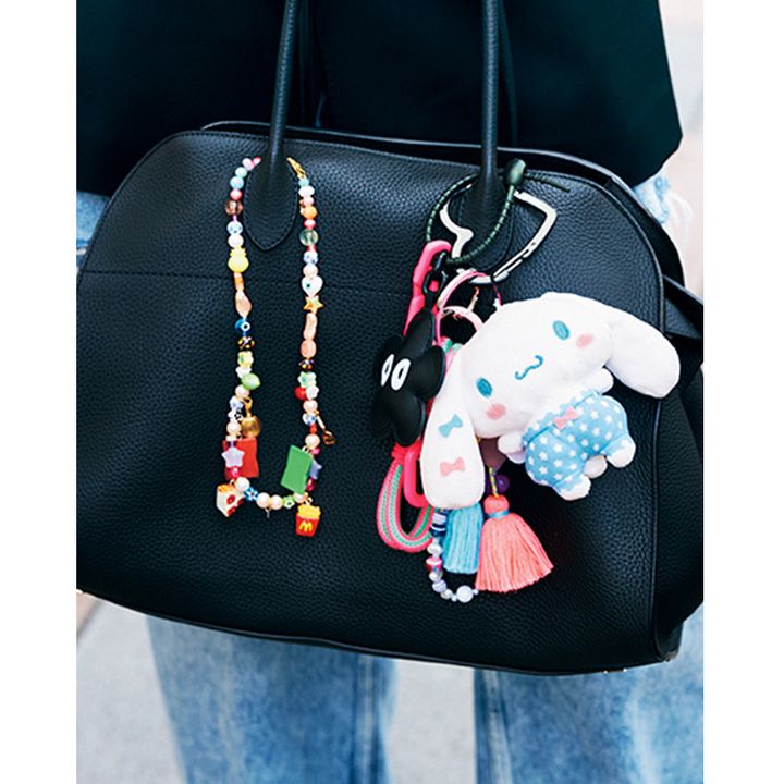 シナモロールやカラフルなチャームが黒バッグに映える