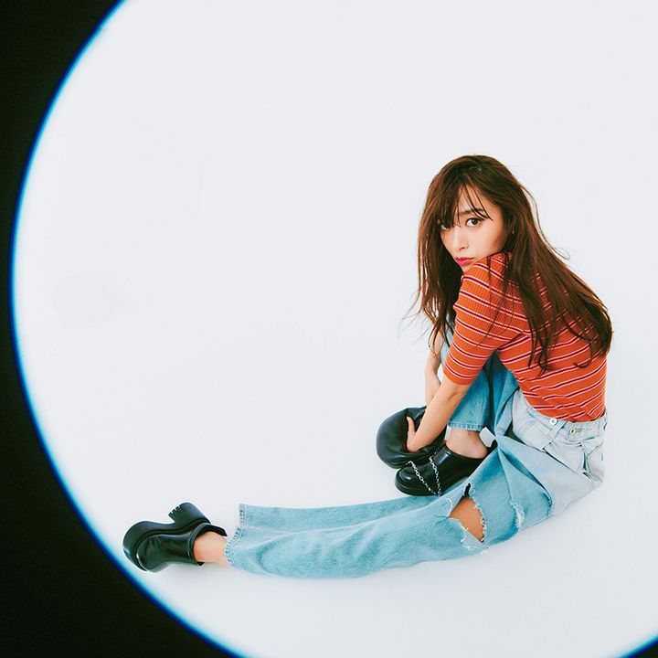 ひざに太く入ったクラッシュデニムを着こなすモデル