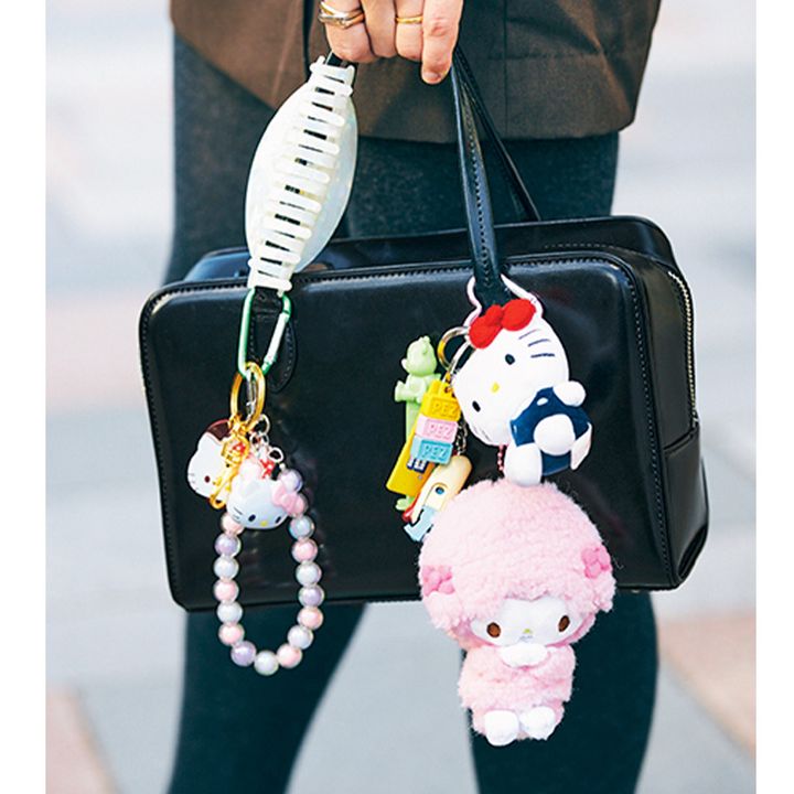 ヘアクリップやキャラグッズでバッグをデコ