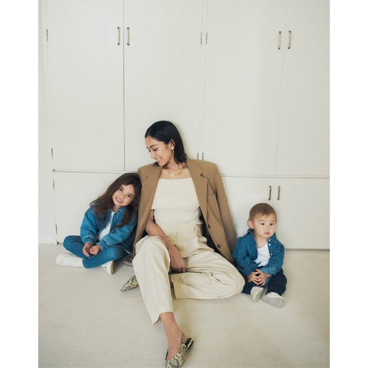 BASEMENTの肩あきトップスで子どもたちと過ごすママ