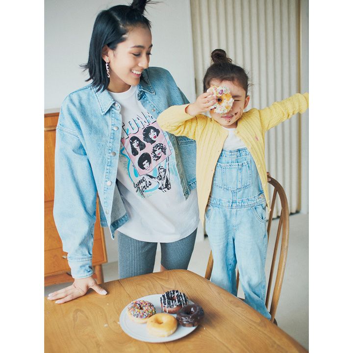 ヴィンテージ風Tシャツで子どもを見つめるママ