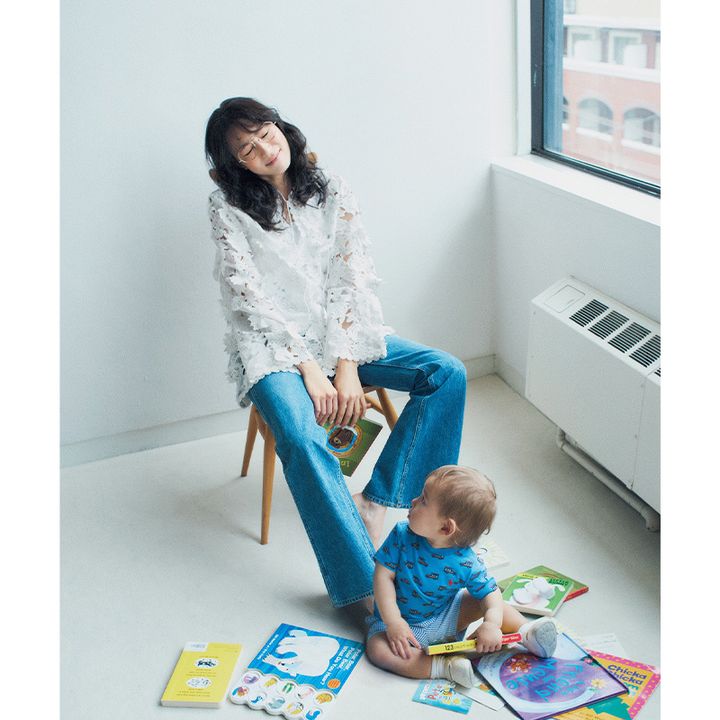 総レースチュニックにデニムを合わせたコーデ