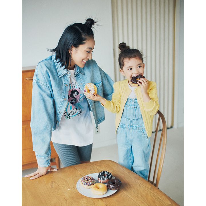 ヴィンテージ風Tシャツで子どもと過ごすママ