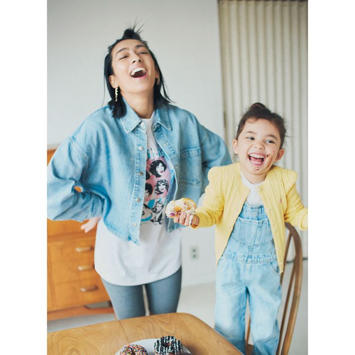 ヴィンテージ風Tシャツで子どもと笑うママ