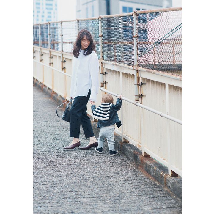 ドット柄パンツで子どもとお出かけするママ