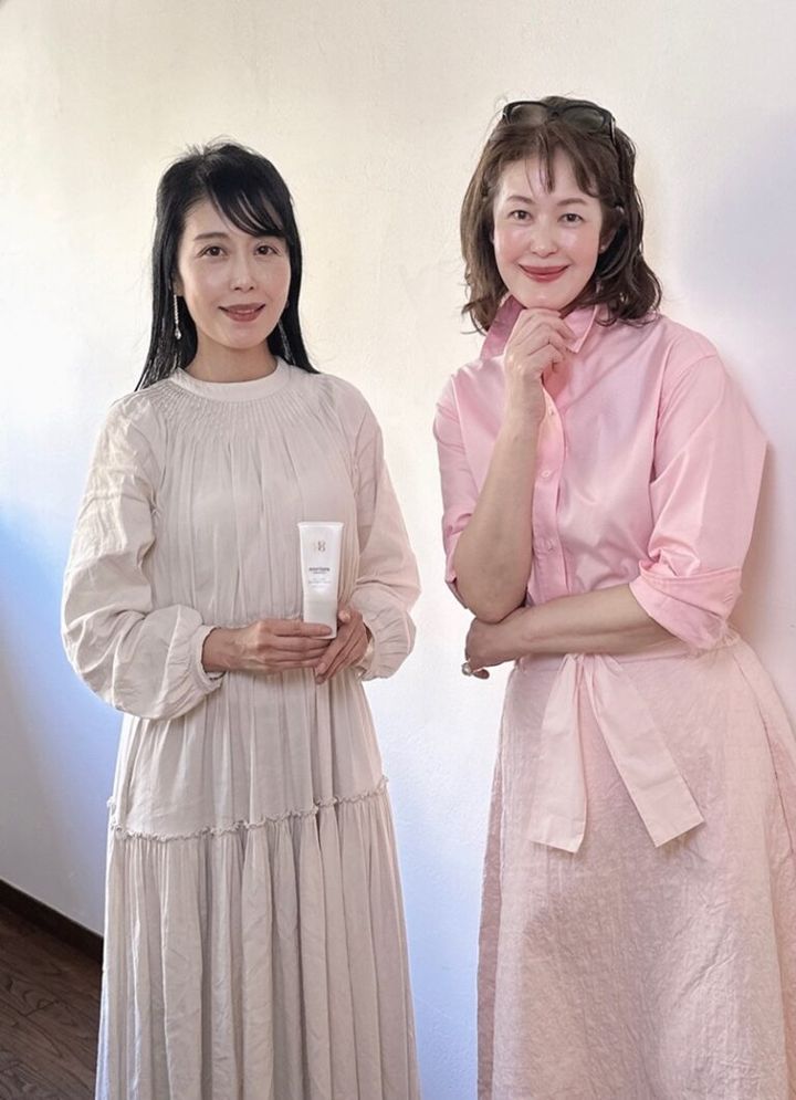 アムリターラ代表の勝田小百合さんとモデルの岩井ヨシエさん