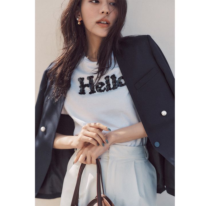 マディソンブルーの大人気の「Hello」Tシャツがスパンコールになって登場