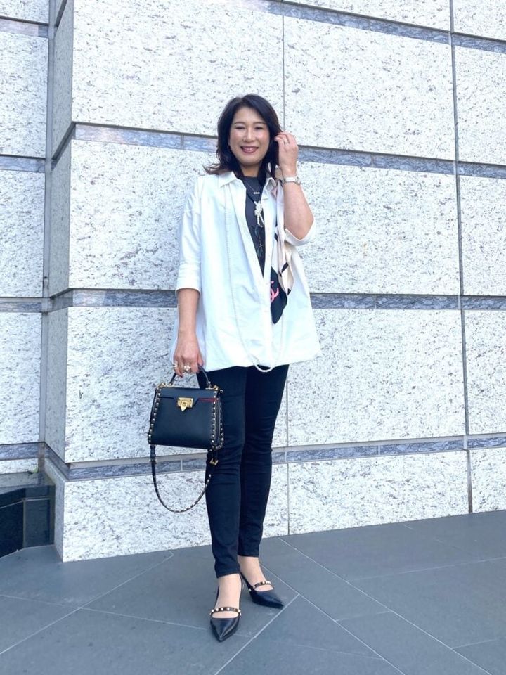 縦長ラインでスタイルアップ！「シャネル」のスカーフを差し色にした大人のモノトーンコーデ！