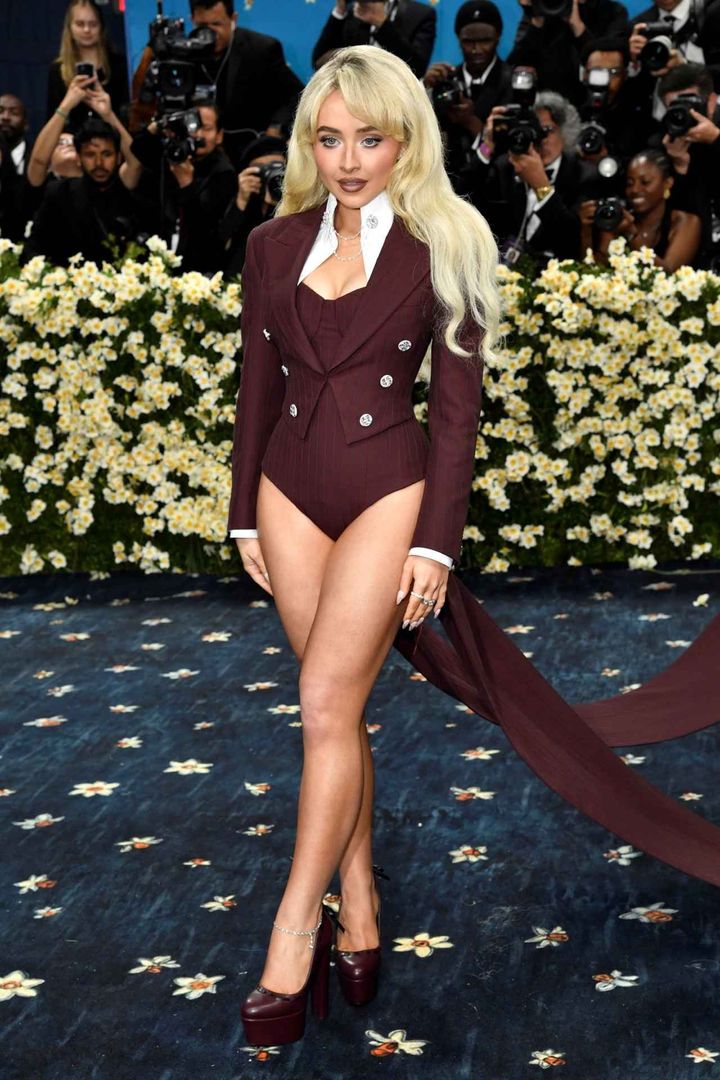 画像: サブリナ・カーペンターがメットガラに登場