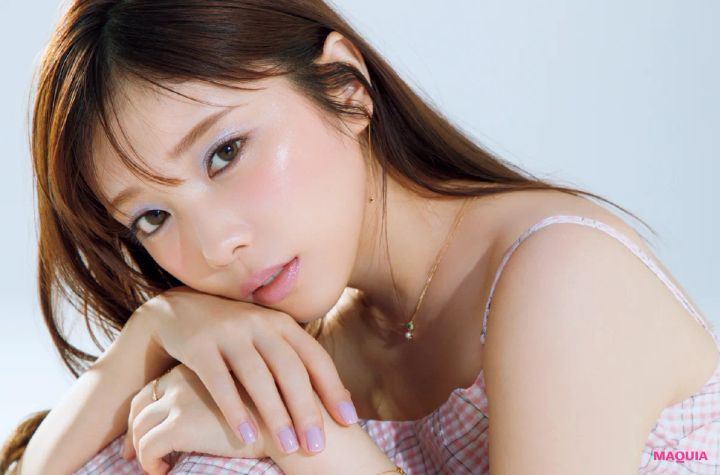 与田祐希さんの低温ブルーアイ・メイク。ベージュ仕込みで洗練度アップ