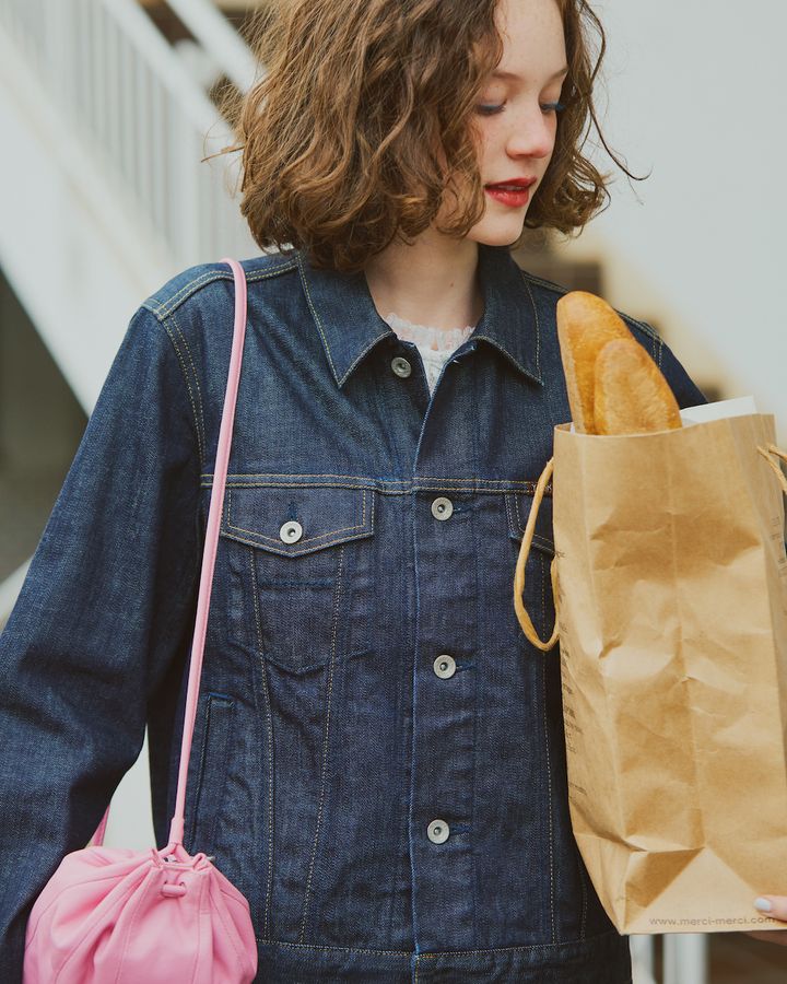 デニムオンデニムの襟元にレースをイン。乙女心を忍ばせて【FUDGE dig.｜デニムオンデニム着まわしDAY1】