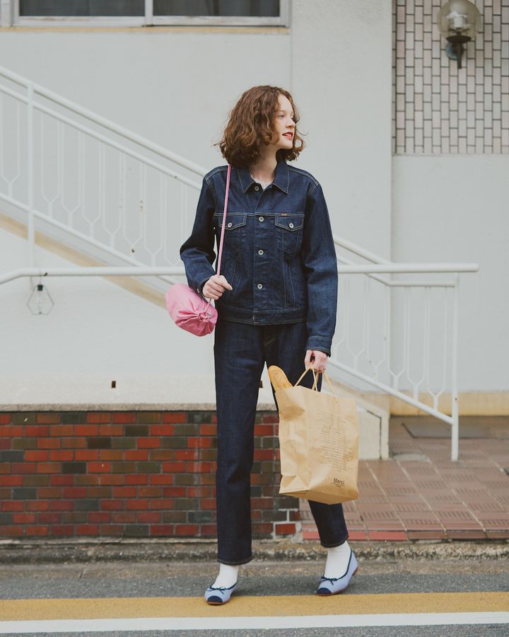 デニムオンデニムの襟元にレースをイン。乙女心を忍ばせて【FUDGE dig.｜デニムオンデニム着まわしDAY1】