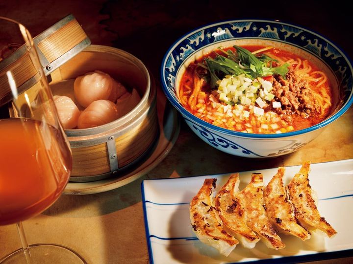 堺筋本町『餃子そして焼味 巣王』の「巣王式餃子」、「エビ蒸し餃子」、「担々麺」