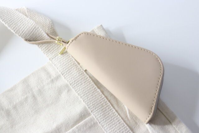 ダイソーのカバンに取り付けやすいマルチキーケース（黒、ベージュ）