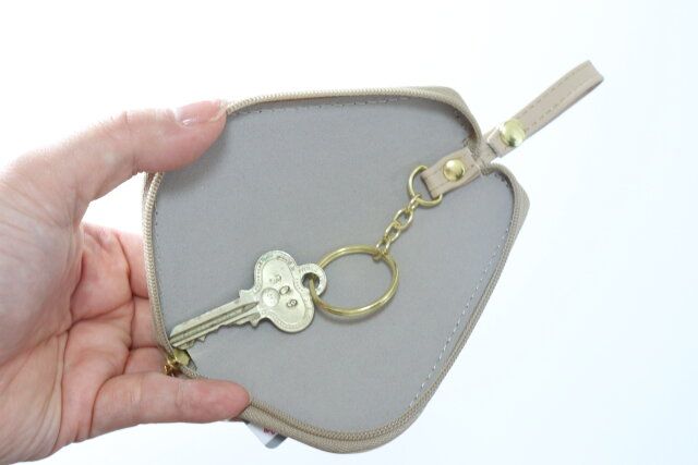 ダイソーの内側がベロア調のマルチキーケース（黒、ベージュ）