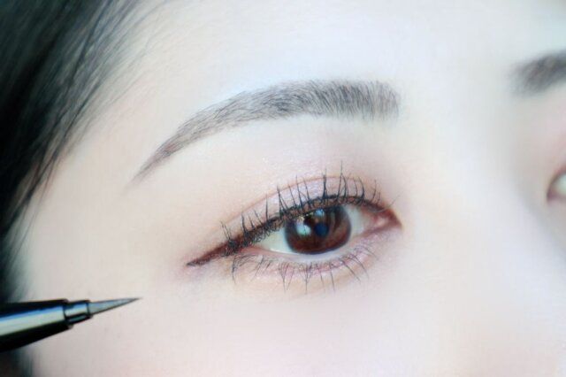 老け見えアイライン 目頭から目尻まで太めのラインを引く