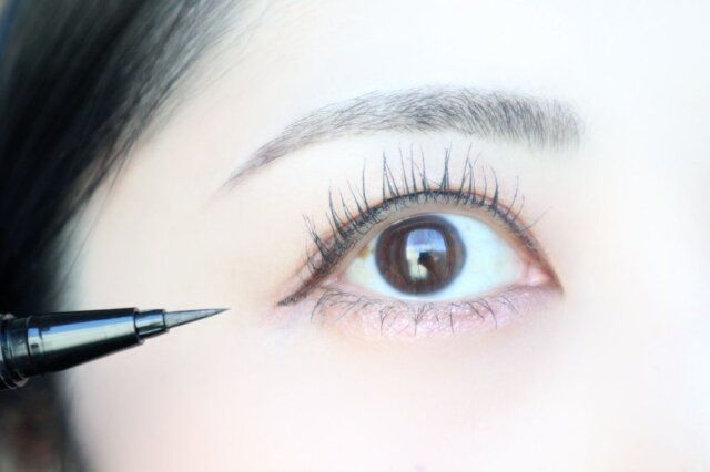 老け見えアイライン 目尻側のラインを下げる