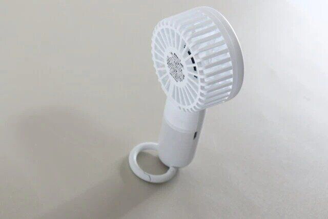 ダイソー ミニ扇風機（充電式、クリップスタンド付）