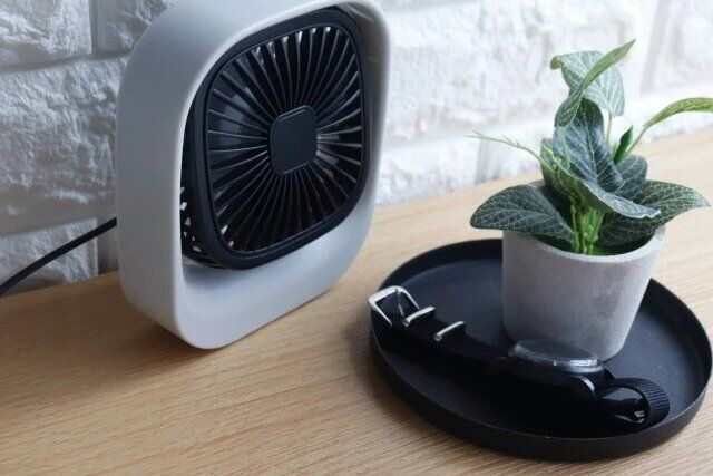 ダイソー 扇風機（USB、卓上、風力2段階調整、ケーブル1.2m）
