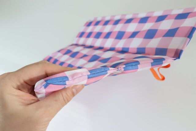 ダイソー レジャーマット（チェック、ポーチ付） 厚み