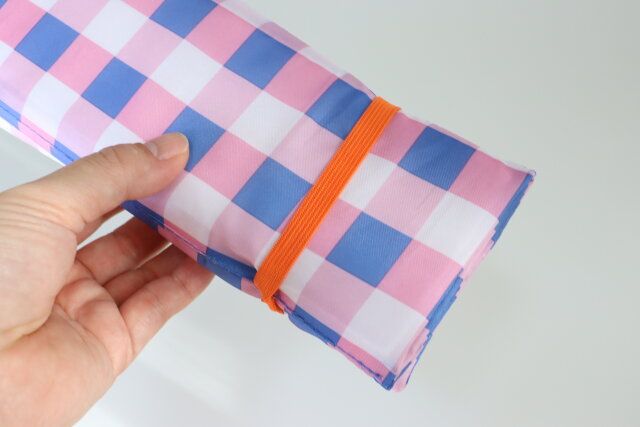ダイソー レジャーマット（チェック、ポーチ付） 収納 ゴムバンド
