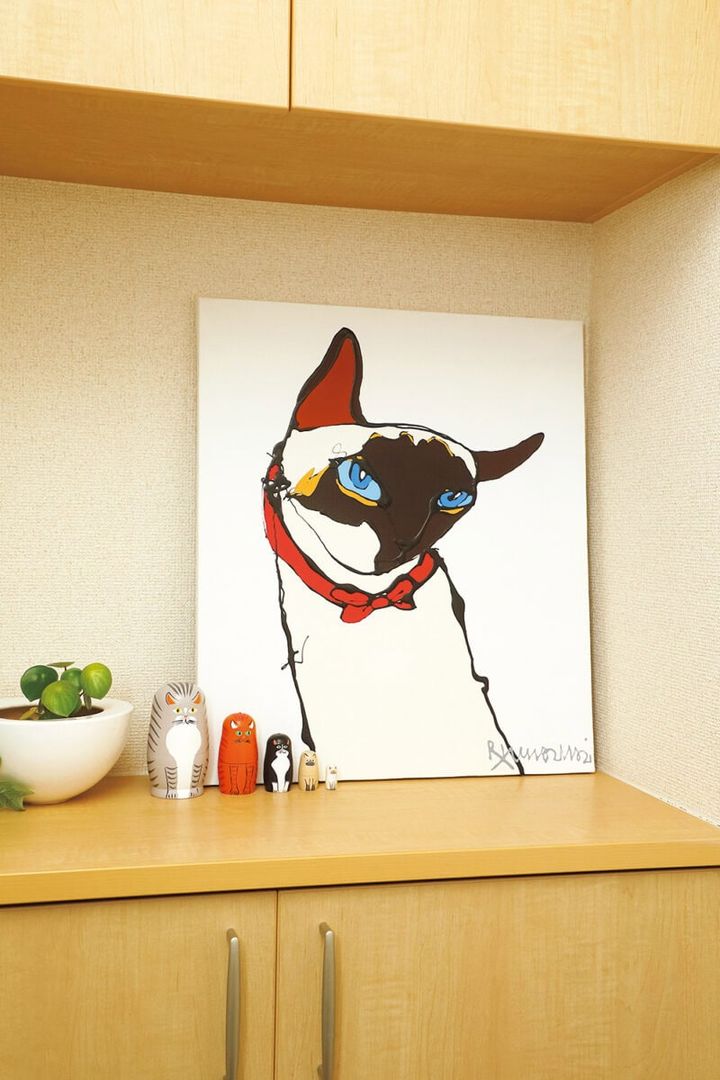 玄関にあるのは、今井龍満のアート作品「CAT」