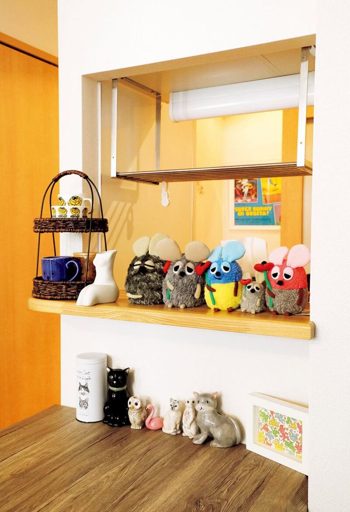 ダイニングテーブルまわりには、動物モチーフの雑貨が並ぶ