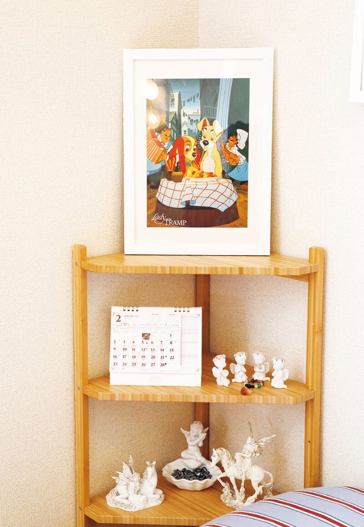 ベッドルームの一角には、パワーストーンショップで見つけたエンジェルのフィギュアを置いて、心安らぐ空間に