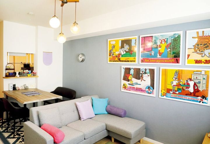 シックなグレーの壁に並べた「トム＆ジェリー」のポスターは1960年代のヴィンテージ