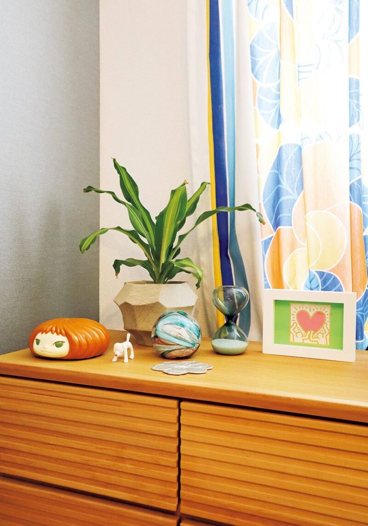 カラフルなカーテンの窓辺