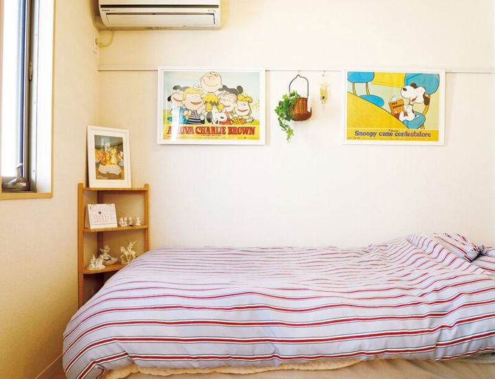 ベッドルームには「スヌーピー」のヴィンテージポスターをレイアウト