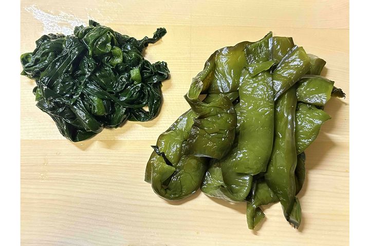 ▲生ワカメ（左）と茎ワカメ（右）。