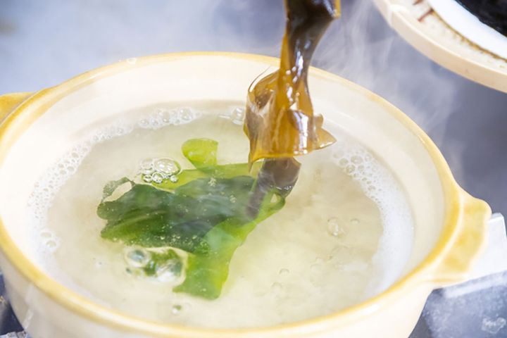 ▲生ワカメの色の変化が楽しい「ワカメのしゃぶしゃぶ」