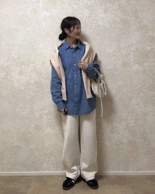 デニムシャツスウェットパンツコーデ