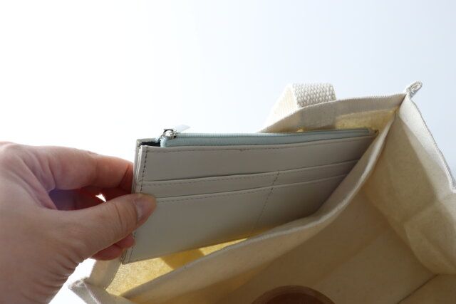 ダイソーの内ポケットがある仕切りトートバッグ