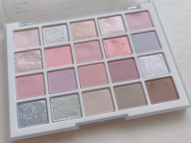 デイジーク ムードシャドウパレット 05 コットンパウダー パレットの中身