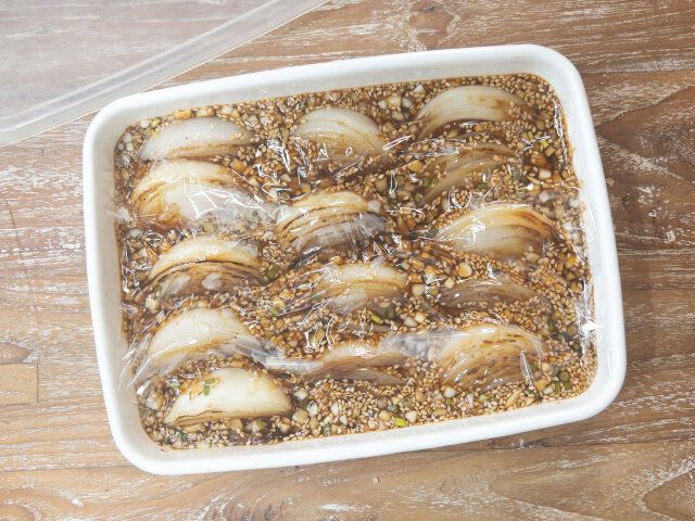 ③の漬けだれに、②の新玉ねぎの焼き上がったものから順に漬けていく。