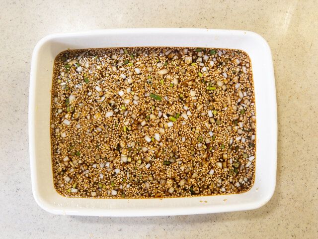 底が平らな保存容器に漬けだれの材料を入れ、混ぜ合わせておきます。