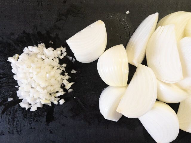 新玉ねぎの両端を切り落として皮を剥き、一個のうち1／4個分をみじん切りにし、残りは 芯を残して放射状に8等分にカットします。